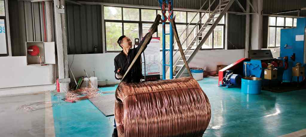 湖北中晨線(xiàn)纜的生產(chǎn)現(xiàn)場(chǎng)直擊 年底訂單充足 設(shè)備全速運(yùn)轉(zhuǎn)